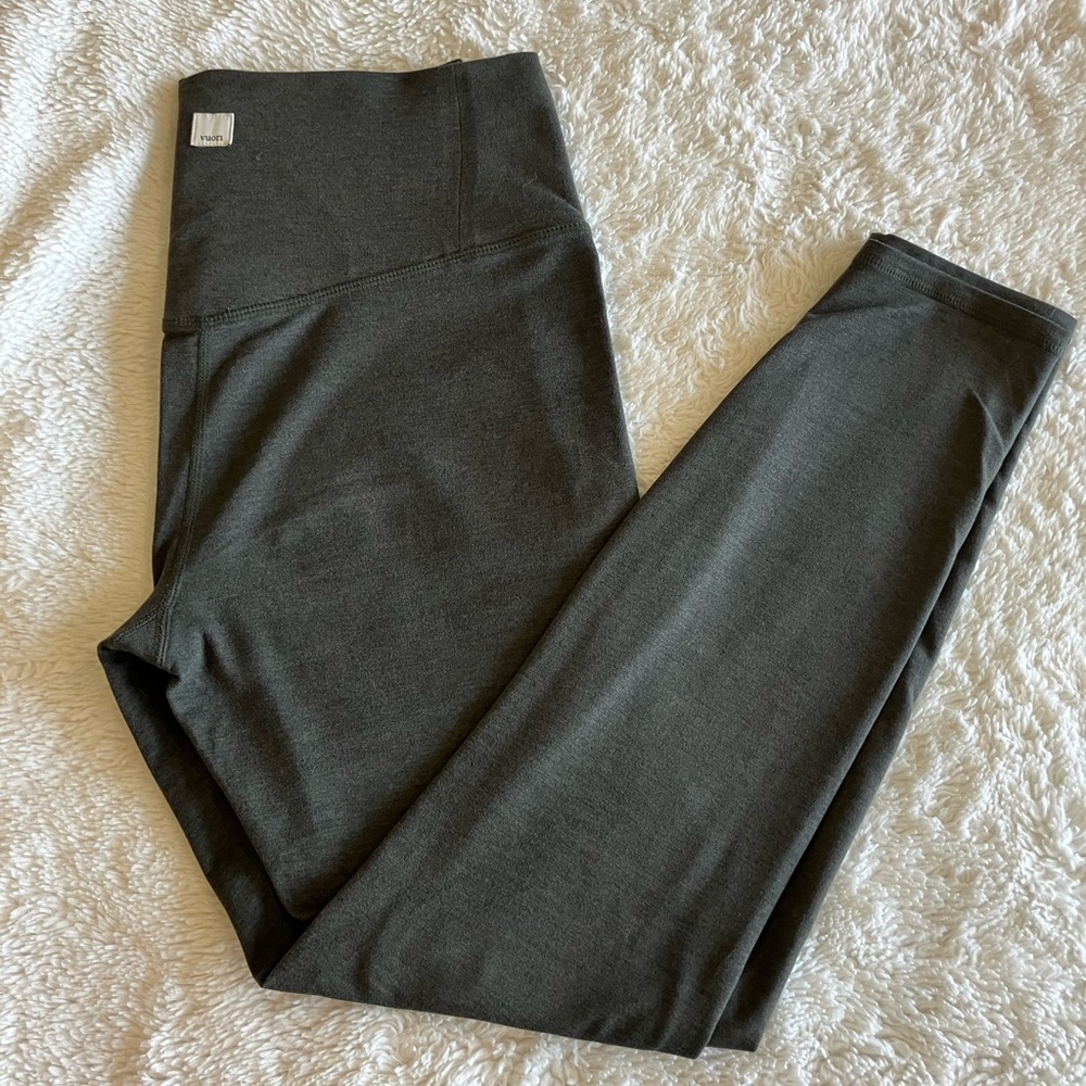 Vuori Clean Elevation Dark Green Heathered Leggings
Size S Regular.